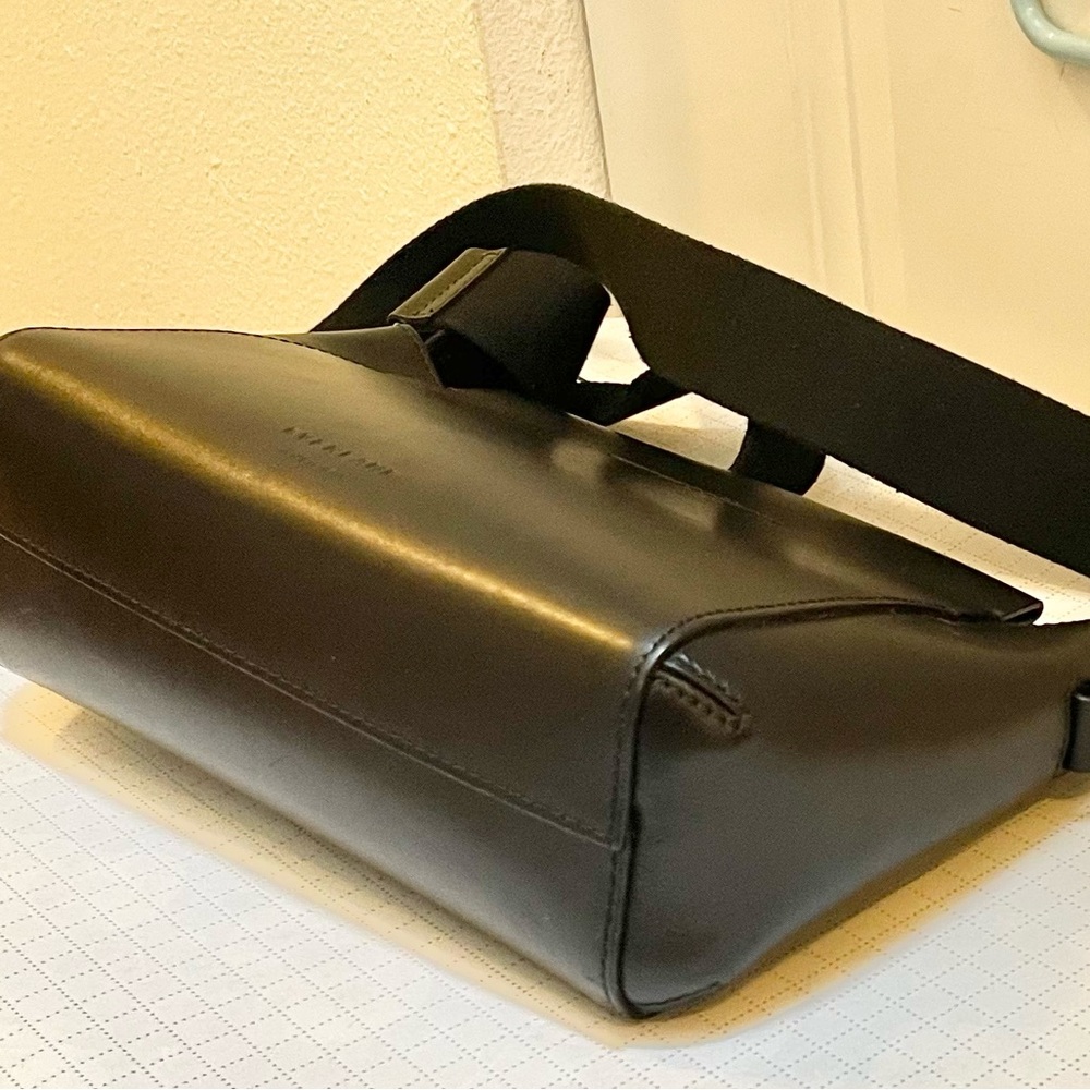 Everlane Mini The Form crossbody bag - Picture 13 of 16